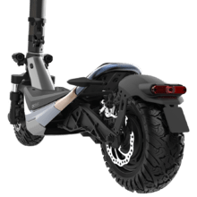 Bongo serie doble Z75 Patinete eléctrico con doble motor de 2200 W (500 W+500 W nominal) y autonomía de 75 km. Ruedas de 10,5” y doble suspensión. Cumple con todos los requisitos de la nueva normativa española de circulación.