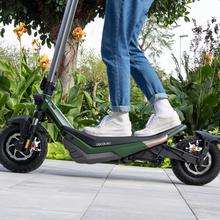 Bongo double série Z85 Scooter électrique avec double moteur de 2200 W (500 W + 500 W nominal) et 85 km d'autonomie. Roues de 10,5 pouces et double suspension. Conforme à toutes les exigences du nouveau code de la route espagnol