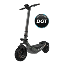 Trotinete elétrica Bongo Doble Z 85 Trotinete elétrica com duplo motor de 2200 W (500 W + 500 W nominal) e com autonomia de 85 km. Rodas de 10,5” e suspensão dupla. Cumpre todos os requisitos da nova regulamentação espanhola de trânsito rodoviário.