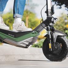 Bongo serie doble Z85 Patinete eléctrico con doble motor de 2200 W (500 W+500 W nominal) y autonomía de 85 km. Ruedas de 10,5” y doble suspensión. Cumple con todos los requisitos de la nueva normativa española de circulación