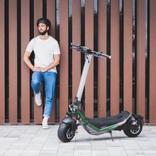 Trotinete elétrica Bongo Doble Z 85 Trotinete elétrica com duplo motor de 2200 W (500 W + 500 W nominal) e com autonomia de 85 km. Rodas de 10,5” e suspensão dupla. Cumpre todos os requisitos da nova regulamentação espanhola de trânsito rodoviário.