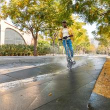 Bongo Z City Patinete eléctrico con potencia máxima de 1000 W y suspensión dinámica de doble brazo con tecnología SXƧ para superar cualquier obstáculo. Con autonomía de hasta 55 km y ruedas on road de 10,5".