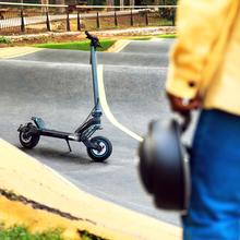 Bongo Z City trottinette électrique avec une puissance maximale de 1000 W et une suspension dynamique à double bras avec technologie SXƧ pour surmonter tout obstacle. Avec une autonomie jusqu'à 55 km et des roues tout-terrain de 10,5".