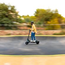 Bongo Z City Patinete eléctrico con potencia máxima de 1000 W y suspensión dinámica de doble brazo con tecnología SXƧ para superar cualquier obstáculo. Con autonomía de hasta 55 km y ruedas on road de 10,5".