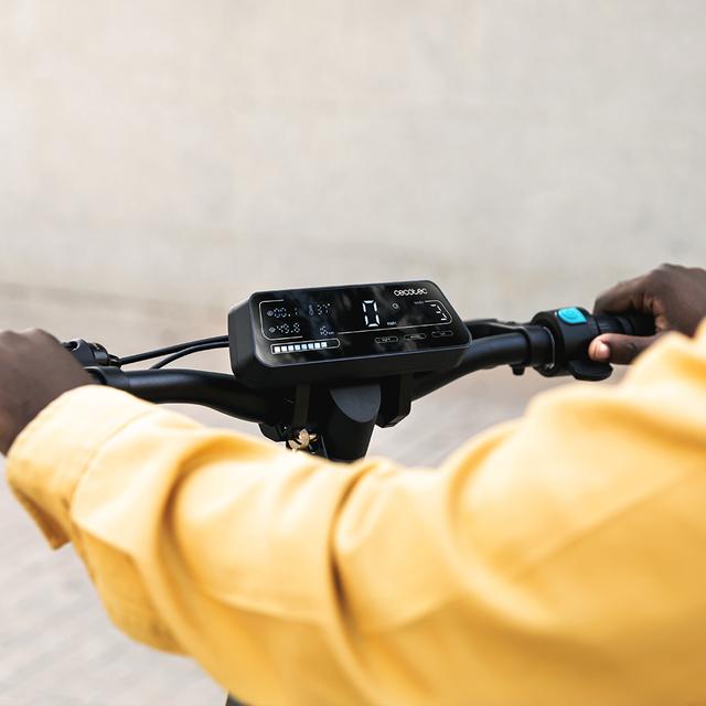 Bongo Z City Patinete eléctrico con potencia máxima de  1000 W y suspensión dinámica de doble brazo con tecnología SXƧ para superar cualquier obstáculo. Con autonomía de hasta 55 km y ruedas On Road de 10.5". Homologado para cumplir con los requisitos de la normativa española de circulación.