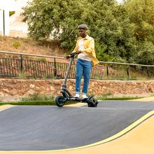 Bongo Z City Patinete eléctrico con potencia máxima de 1000 W y suspensión dinámica de doble brazo con tecnología SXƧ para superar cualquier obstáculo. Con autonomía de hasta 55 km y ruedas on road de 10,5".