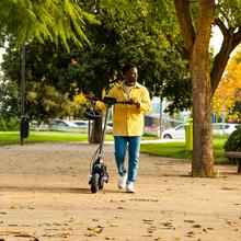 Bongo Z City trottinette électrique avec une puissance maximale de 1000 W et une suspension dynamique à double bras avec technologie SXƧ pour surmonter tout obstacle. Avec une autonomie jusqu'à 55 km et des roues tout-terrain de 10,5".