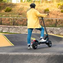 Bongo Z City trottinette électrique avec une puissance maximale de 1000 W et une suspension dynamique à double bras avec technologie SXƧ pour surmonter tout obstacle. Avec une autonomie jusqu'à 55 km et des roues tout-terrain de 10,5".