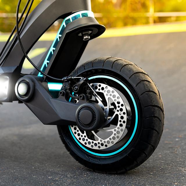 Bongo Z City trottinette électrique avec une puissance maximale de 1000 W et une suspension dynamique à double bras avec technologie SXƧ pour surmonter tout obstacle. Avec une autonomie jusqu'à 55 km et des roues tout-terrain de 10,5".