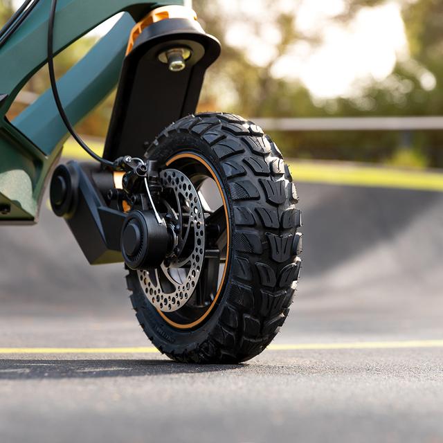Bongo Z Mountain  Patinete eléctrico con potencia máxima de 1000 W y suspensión dinámica de doble brazo con tecnología SXƧ para superar cualquier obstáculo. Con autonomía de hasta 50 km y ruedas Off Road de 10.5". Homologado para cumplir con los requisitos de la normativa española de circulación.