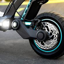 Bongo Serie Z Power City Patinete eléctrico con potencia máxima de 1300 W y suspensión dinámica de doble brazo con tecnología SXƧ para superar cualquier cualquier obstáculo. Con autonomía de hasta 65 km* y ruedas On Road de 10,5".