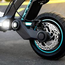 Scooter électrique Bongo Z Series Power City avec une puissance maximale de 1300 W et une suspension dynamique à double bras avec technologie SXƧ pour surmonter tout obstacle. Avec une autonomie jusqu'à 65 km* et des roues On Road de 10,5".