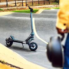 Bongo Serie Z Power City Trotinete elétrica com 1300 W de potência máxima e suspensão dinâmica de duplo braço com tecnologia SXƧ para superar qualquer obstáculo. Com uma autonomia de até 65 km* e rodas On Road de 10,5".