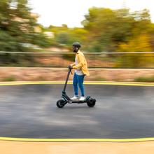 Bongo Serie Z Power City Patinete eléctrico con potencia máxima de 1300 W y suspensión dinámica de doble brazo con tecnología SXƧ para superar cualquier cualquier obstáculo. Con autonomía de hasta 65 km* y ruedas On Road de 10,5".