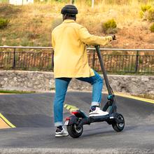 Bongo Serie Z Power City Patinete eléctrico con potencia máxima de 1300 W y suspensión dinámica de doble brazo con tecnología SXƧ para superar cualquier cualquier obstáculo. Con autonomía de hasta 65 km* y ruedas On Road de 10,5".