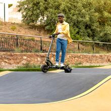 Bongo Serie Z Power Mountain Patinete eléctrico con potencia máxima de 1300 W y suspensión dinámica de doble brazo con tecnología SXƧ para superar cualquier cualquier obstáculo. Con autonomía de hasta 60 km* y ruedas Off Road de 10,5".