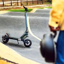 Bongo Serie Z Power Mountain Patinete eléctrico con potencia máxima de 1300 W y suspensión dinámica de doble brazo con tecnología SXƧ para superar cualquier cualquier obstáculo. Con autonomía de hasta 60 km* y ruedas Off Road de 10,5".