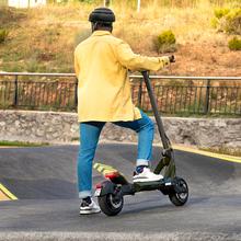 Bongo Serie Z Power Mountain Patinete eléctrico con potencia máxima de 1300 W y suspensión dinámica de doble brazo con tecnología SXƧ para superar cualquier cualquier obstáculo. Con autonomía de hasta 60 km* y ruedas Off Road de 10,5".