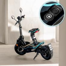 Makalu Pro Ciclomotor eléctrico con una potencia nominal de 1000 W y potencia máxima de 1600 W. Doble suspensión, autonomía de 45 km y batería extraíble de litio. Velocidad máxima 40km/h