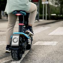 Makalu Pro Ciclomotor eléctrico con una potencia nominal de 1000 W y potencia máxima de 1600 W. Doble suspensión, autonomía de 45 km y batería extraíble de litio. Velocidad máxima 40km/h