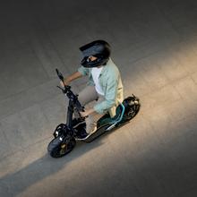 Makalu Pro Ciclomotor eléctrico con una potencia nominal de 1000 W y potencia máxima de 1600 W. Doble suspensión, autonomía de 45 km y batería extraíble de litio. Velocidad máxima 40km/h