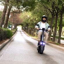 Makalu Pro Ciclomotor eléctrico con una potencia nominal de 1000 W y potencia máxima de 1600 W. Doble suspensión, autonomía de 45 km y batería extraíble de litio. Velocidad máxima 40km/h