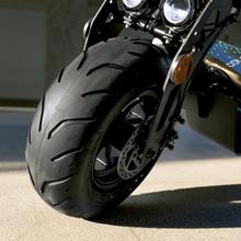 Makalu Pro Ciclomotor eléctrico con una potencia nominal de 1000 W y potencia máxima de 1600 W. Doble suspensión, autonomía de 45 km y batería extraíble de litio. Velocidad máxima 40km/h