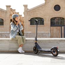 Bongo D30 XL Patinete eléctrico de 350 W con un pico máximo de 650 W, 30 km de autonomía y neumáticos de 10". Homologado para cumplir con los requisitos de la normativa española de circulación. Velocidad máxima 25km/h