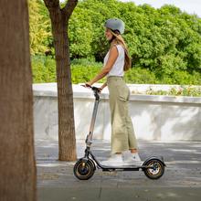 Trottinette électrique Bongo D30 XL 350 W avec une puissance maximale de 650 W, 30 km d'autonomie et des pneus de 10".  Vitesse maximale 25 km/h