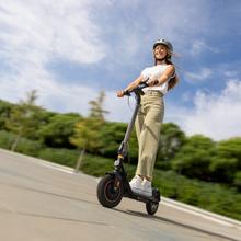 Bongo D30 XL Patinete eléctrico de 350 W con un pico máximo de 650 W, 30 km de autonomía y neumáticos de 10". Homologado para cumplir con los requisitos de la normativa española de circulación. Velocidad máxima 25km/h