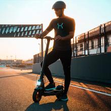 Bongo Serie S+ Max Unlimited Patinete eléctrico deportivo con ruedas tubeless de 10”, potencia máxima de 750 W y hasta 40 km de autonomía.