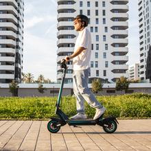 Bongo Serie Y65 Trotinete elétrica com motor de 1200 W (500 W nominal) e com autonomia de 65 km. Rodas de 10” e suspensão dupla. Cumpre todos os requisitos da nova regulamentação espanhola de trânsito rodoviário.