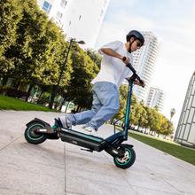 Bongo Serie Y65 Patinete eléctrico con motor de 1200 W (500 W nominal) y autonomía de 65 km. Ruedas de 10” y doble suspensión. Cumple con todos los requisitos de la nueva normativa española de circulación.