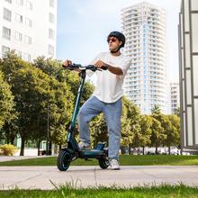 Bongo Serie Y65 Patinete eléctrico con motor de 1200 W (500 W nominal) y autonomía de 65 km. Ruedas de 10” y doble suspensión. Cumple con todos los requisitos de la nueva normativa española de circulación.