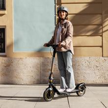 Scooter elétrica Bongo D30 XL Connected com potência máxima de 700W e pneus de 10" que permitem superar encostas e viajar confortavelmente em qualquer superfície. Com autonomia de até 30 km. Cumpre todos os requisitos das novas regras de trânsito espanholas.