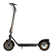 Scooter elétrica Bongo D30 XL Connected com potência máxima de 700W e pneus de 10" que permitem superar encostas e viajar confortavelmente em qualquer superfície. Com autonomia de até 30 km. Cumpre todos os requisitos das novas regras de trânsito espanholas.