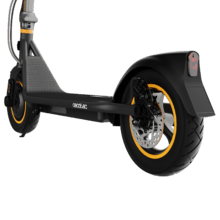 Scooter elétrica Bongo D30 XL Connected com potência máxima de 700W e pneus de 10" que permitem superar encostas e viajar confortavelmente em qualquer superfície. Com autonomia de até 30 km. Cumpre todos os requisitos das novas regras de trânsito espanholas.