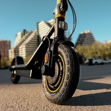 Scooter elétrica Bongo D30 XL Connected com potência máxima de 700W e pneus de 10" que permitem superar encostas e viajar confortavelmente em qualquer superfície. Com autonomia de até 30 km. Cumpre todos os requisitos das novas regras de trânsito espanholas.