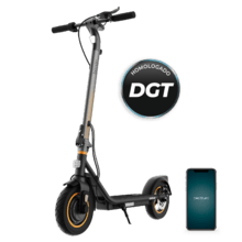 Bongo D30 XL Connected Patinete eléctrico con potencia máxima de  700W y neumáticos de 10" que permite superar pendientes y desplazarse por cualquier superficie cómodamente. Con autonomía de hasta 30 km. Cumple con todos los requisitos de la nueva normativa española de circulación.