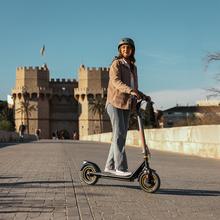 Scooter elétrica Bongo D30 XL Connected com potência máxima de 700W e pneus de 10" que permitem superar encostas e viajar confortavelmente em qualquer superfície. Com autonomia de até 30 km. Cumpre todos os requisitos das novas regras de trânsito espanholas.