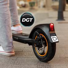 Scooter elétrica Bongo D30 XL Connected com potência máxima de 700W e pneus de 10" que permitem superar encostas e viajar confortavelmente em qualquer superfície. Com autonomia de até 30 km. Cumpre todos os requisitos das novas regras de trânsito espanholas.