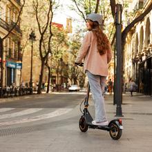 Scooter elétrica Bongo D30 XL Connected com potência máxima de 700W e pneus de 10" que permitem superar encostas e viajar confortavelmente em qualquer superfície. Com autonomia de até 30 km. Cumpre todos os requisitos das novas regras de trânsito espanholas.