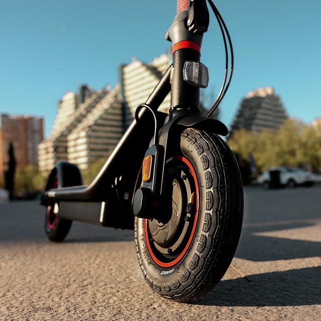 Bongo D40 XL Connected Trotinete elétrica com uma potência máxima de 700 W e rodas de 10” capaz de superar declives e deslocar-se por qualquer superfície. Autonomia de até 40 km. Cumpre todos os requisitos da nova regulamentação espanhola de trânsito rodoviário. Ligação com app móvel.