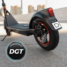 Bongo D40 XL Connected Trottinette électrique avec une puissance maximale de 700 W, pneus de 10" pour monter des pentes et se déplacer sur n’importe quel terrain. Jusqu’à 40 km d’autonomie. Elle est conforme à toutes les exigences de la nouvelle réglementation espagnole en matière de circulation routière. Connexion à l'application mobile.