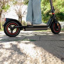 Bongo D40 XL Connected Trottinette électrique avec une puissance maximale de 700 W, pneus de 10" pour monter des pentes et se déplacer sur n’importe quel terrain. Jusqu’à 40 km d’autonomie. Elle est conforme à toutes les exigences de la nouvelle réglementation espagnole en matière de circulation routière. Connexion à l'application mobile.