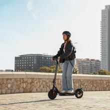 Bongo D40 XL Connected Patinete eléctrico con potencia máxima de  700 W y neumáticos de 10" que permite superar pendientes y desplazarse por cualquier superficie cómodamente. Con autonomía de hasta 40 km. Cumple con todos los requisitos de la nueva normativa española de circulación. Connexión con App movil.