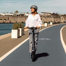 Trottinette électrique connectée Bongo D20 XL d'une puissance maximale de 630 W qui vous permet de surmonter les pentes et de voyager sur n'importe quelle surface. Avec une autonomie allant jusqu'à 20 km. Conforme à toutes les exigences du nouveau code de la route espagnol. Connexion avec l'application mobile