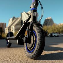 Scooter elétrica Bongo D20 XL Connected com potência máxima de 630 W que permite superar declives e viajar em qualquer superfície. Com autonomia de até 20 km. Cumpre todos os requisitos das novas regras de trânsito espanholas. Conexão com aplicativo móvel