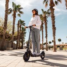 Trottinette électrique connectée Bongo D20 XL d'une puissance maximale de 630 W qui vous permet de surmonter les pentes et de voyager sur n'importe quelle surface. Avec une autonomie allant jusqu'à 20 km. Conforme à toutes les exigences du nouveau code de la route espagnol. Connexion avec l'application mobile
