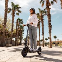 Bongo D20 XL Connected Patinete eléctrico con potencia máxima de 630 W que permite superar pendientes y desplazarse por cualquier superficie. Con autonomía de hasta 20 km. Cumple con todos los requisitos de la nueva normativa española de circulación. Connexión con App movil